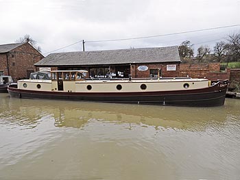 Narrow-beam Dutch Barge Style