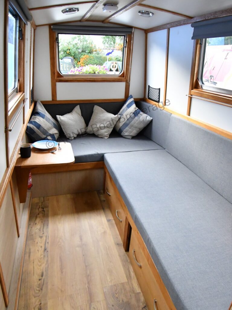 Flexible Saloon with convertible berths